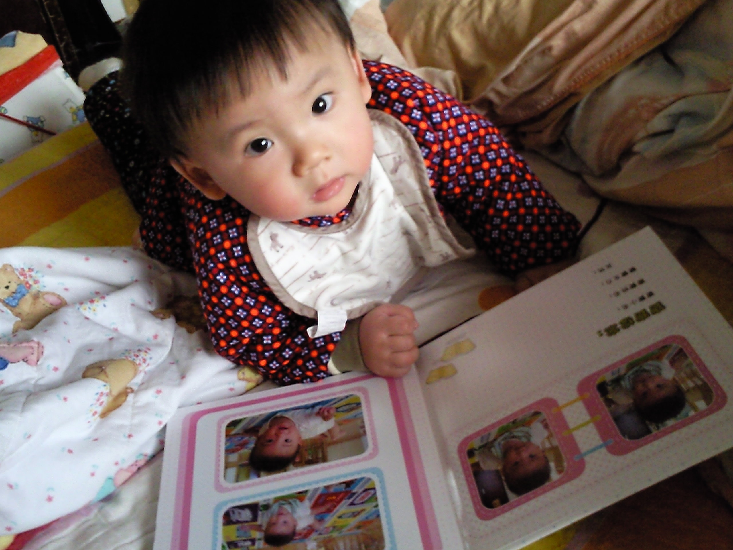 兒子你看什么呢，媽咪給你做了好東西，你要看的是照片書